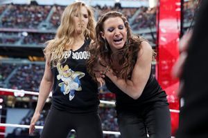 Ronda Rousey enfrentaría a Stephanie McMahon en Wrestlemania 32