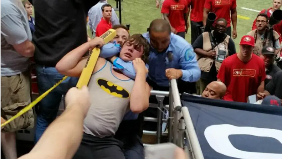 Jugador de 49ers graba violento arresto de fan en estadio