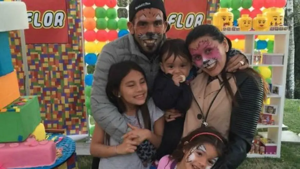 Carlos Tévez se pinta para festejar a su hija