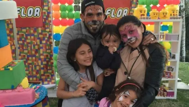 Carlos Tévez se pinta para festejar a su hija