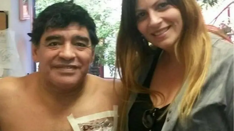 Maradona, en polémica por tatuaje en honor a su novia