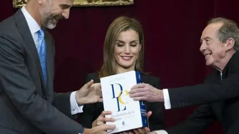 Amigovio y tuit, nuevas palabras en el diccionario de la RAE