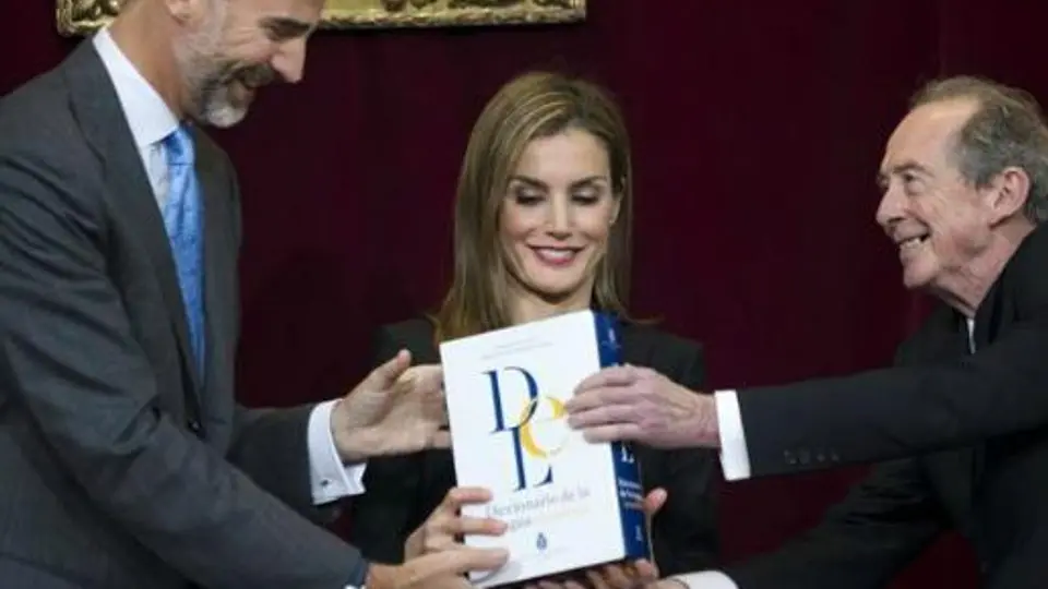 Amigovio y tuit, nuevas palabras en el diccionario de la RAE