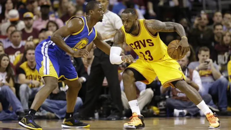 LeBron guía triunfo y Cavs remonta serie contra Warriors