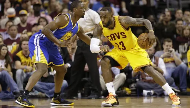LeBron guía triunfo y Cavs remonta serie contra Warriors