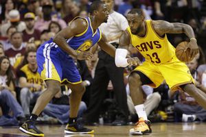 LeBron guía triunfo y Cavs remonta serie contra Warriors