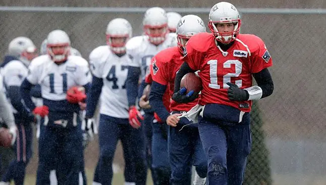 Brady resta importancia a sus antecedentes contra Cuervos