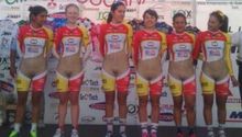 Ciclistas colombianas presentan polémica vestimenta