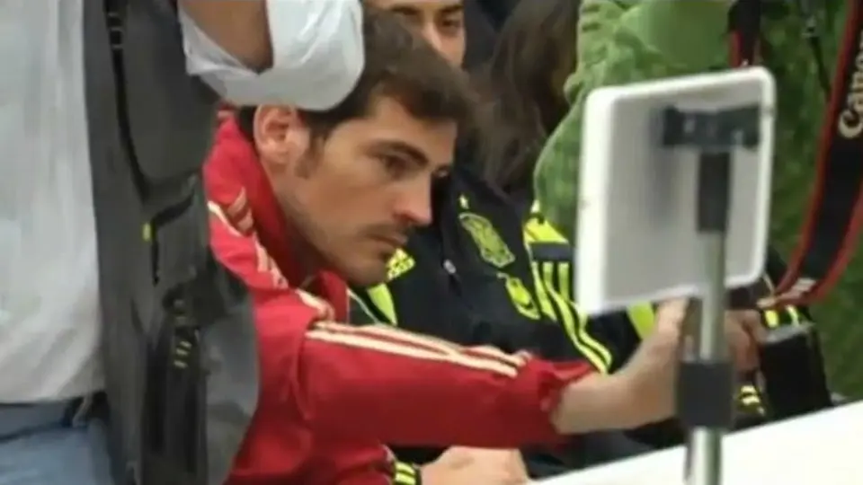Iker Casillas le 'roba' el celular a un fotógrafo
