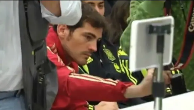 Iker Casillas le 'roba' el celular a un fotógrafo