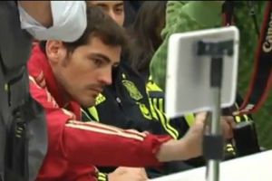 Iker Casillas le 'roba' el celular a un fotógrafo