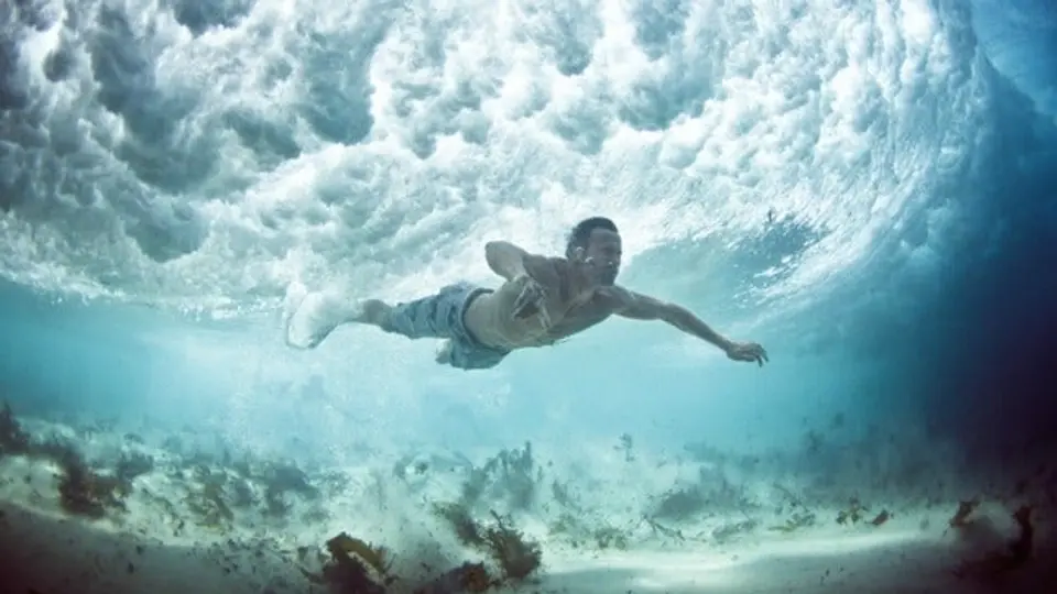 Increíbles fotografías de surfistas debajo del mar