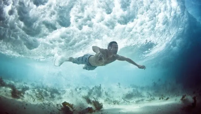 Increíbles fotografías de surfistas debajo del mar