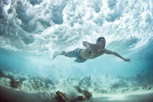 Increíbles fotografías de surfistas debajo del mar