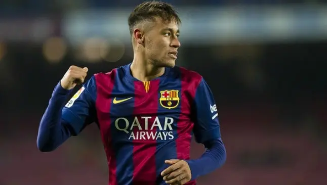 Neymar no escatima en su 'look'