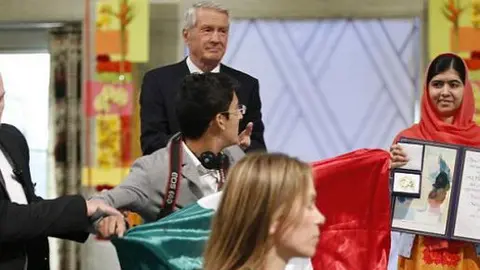 Irrumpen con bandera de México entrega al Premio Nobel de la Paz