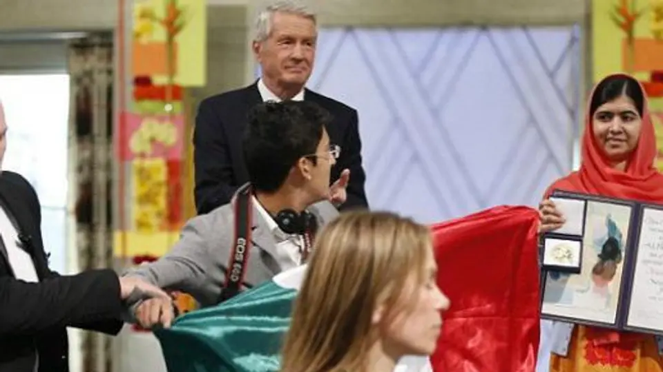 Irrumpen con bandera de México entrega al Premio Nobel de la Paz