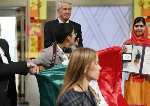 Irrumpen con bandera de México entrega al Premio Nobel de la Paz