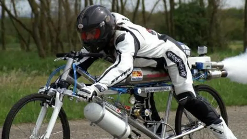 Ciclista francés supera a un Ferrari en bicicleta