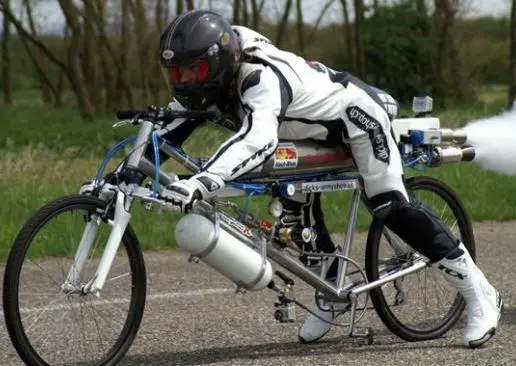 Ciclista francés supera a un Ferrari en bicicleta