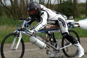 Ciclista francés supera a un Ferrari en bicicleta