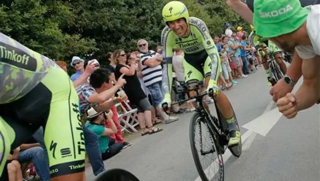 Ciclista italiano deja el Tour de Francia por cáncer testicular