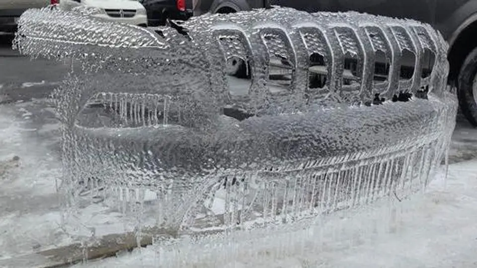 Coche deja escultura de hielo de su defensa