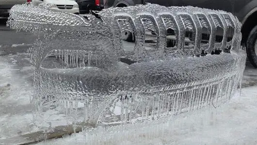 Coche deja escultura de hielo de su defensa