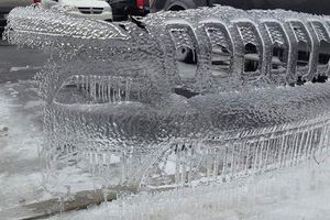 Coche deja escultura de hielo de su defensa