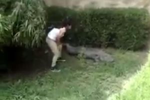 Joven de Monterrey molesta a un cocodrilo en el zoológico
