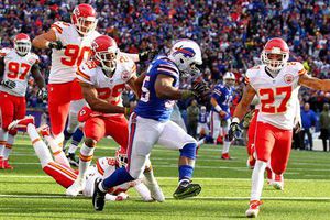 Jefes remontan y vencen a domicilio a Bills
