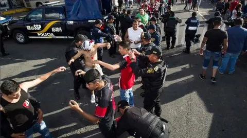 Aficionados de América y Atlas protagonizan pelea en el Azteca