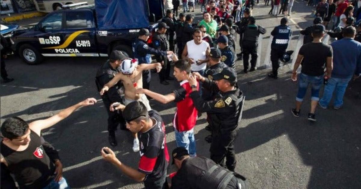 Aficionados de América y Atlas protagonizan pelea en el Azteca | RÉCORD