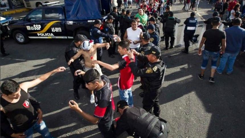 Aficionados de América y Atlas protagonizan pelea en el Azteca | RÉCORD