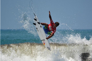 Carlos Muñoz, representante latino en Mundial de Surf