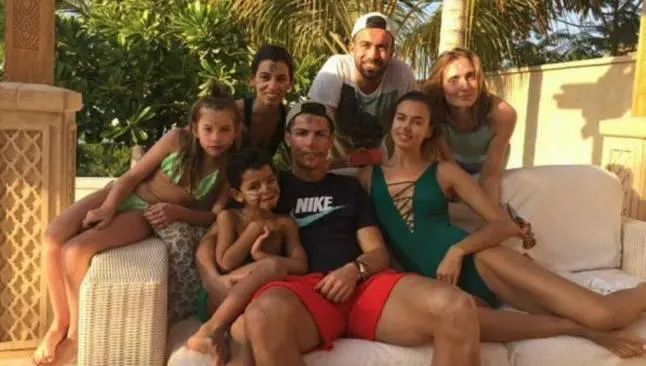 Cristiano Ronaldo disfruta sus vacaciones con Irina y su familia
