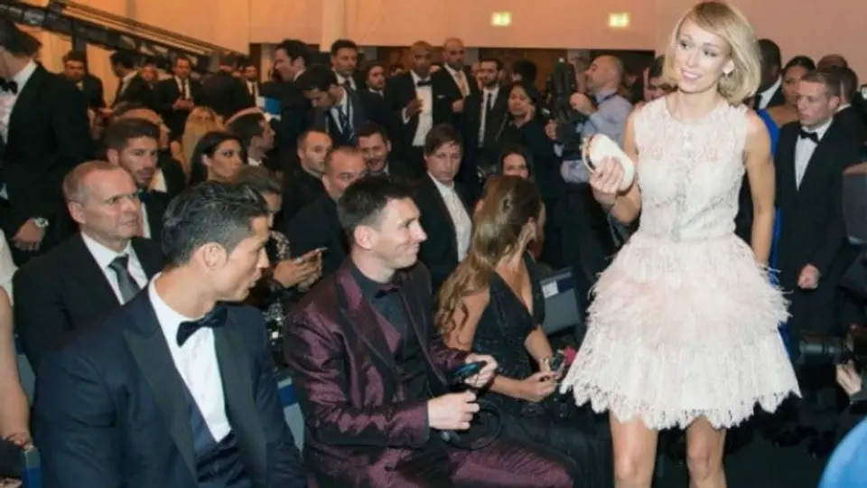 Stephanie Roche toma con humor miradas de CR7 y Messi