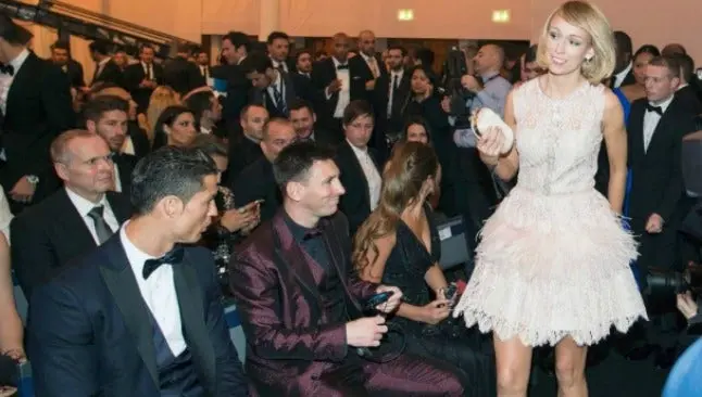 Stephanie Roche toma con humor miradas de CR7 y Messi