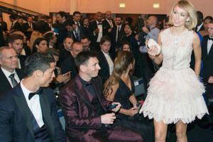 Stephanie Roche toma con humor miradas de CR7 y Messi