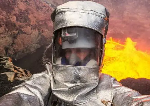Presentador ingresa a volcán para tomarse una selfie