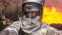 Presentador ingresa a volcán para tomarse una selfie