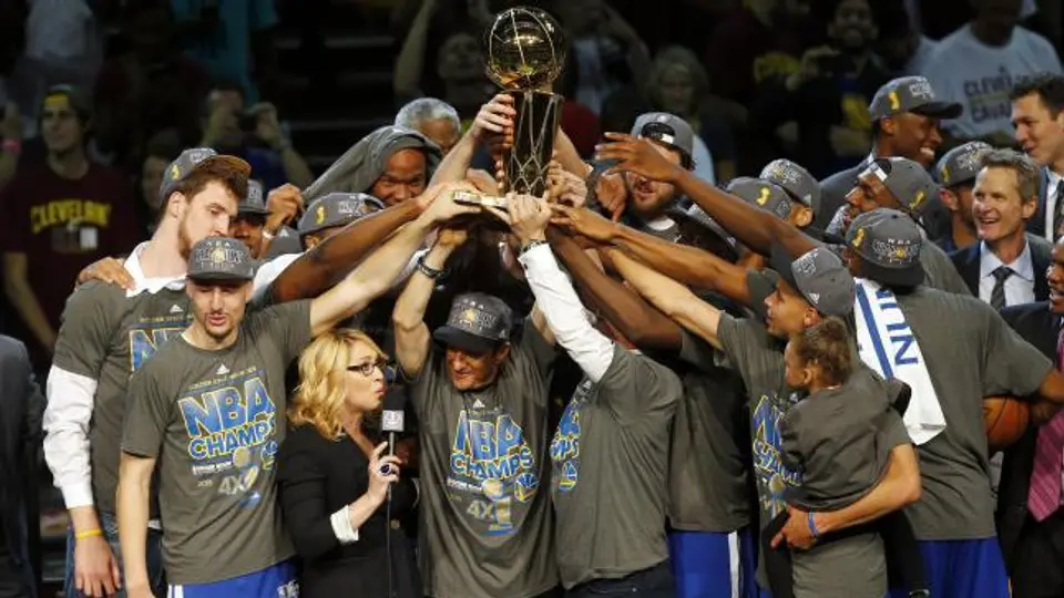 Warriors vence a Cavs y es nuevo monarca de la NBA