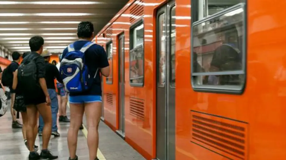 Invitan a viajar sin pantalones en el metro