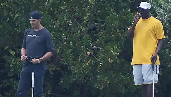 Tom Brady se olvida de su sanción jugando golf con Jordan