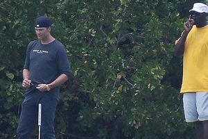 Tom Brady se olvida de su sanción jugando golf con Jordan