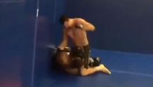Peleador de MMA golpea a aficionado que lo trolleó