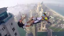 Jóvenes se lanzan desde el edificio más grande en Dubai