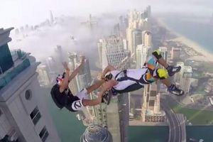 Jóvenes se lanzan desde el edificio más grande en Dubai