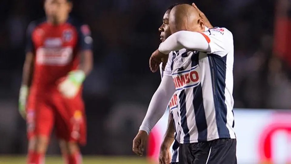 Chupete Suazo deja el Tec entre lágrimas