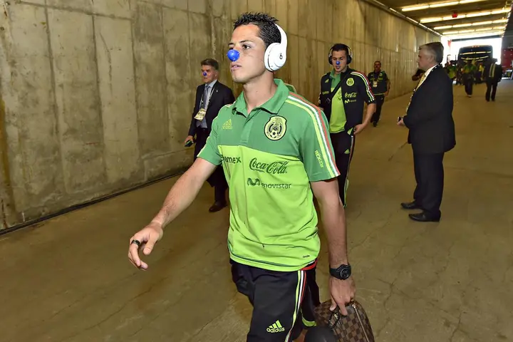 Javier Hernández porta una nariz azul de payaso